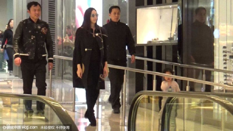 吴佩慈否认结婚 与纪晓波出游罕见秀恩爱