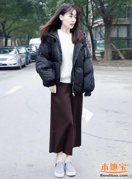 2016年流行的冬装黑色棉袄搭配棕咖色阔腿裤,内搭一款干净的
