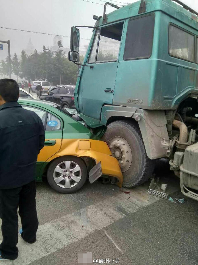 北京通州区张采路发生交通事故 多车追尾公路