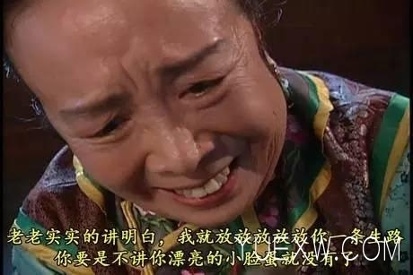 80岁"容嬷嬷"李明启坐地铁出行 低头刷手机潮范十足(图)