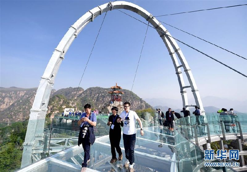 北京石林峡玻璃观景台4月30日正式开放迎客 五一敢不敢来(组图)