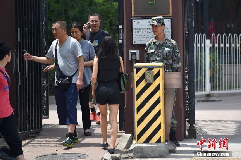 北京朝阳一小区保安穿军装站岗 物业公司拒回