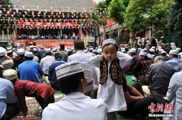 中国各地穆斯林欢度开斋节现场 吃美食走亲戚(组图)