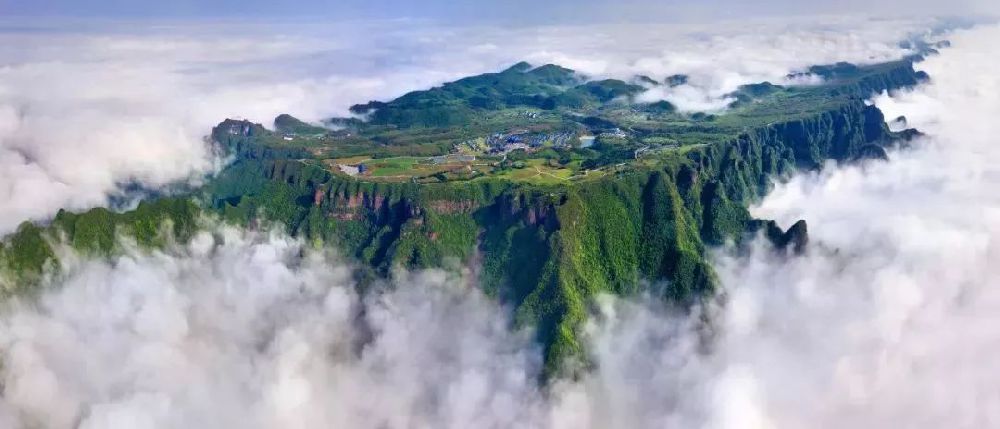 > 重庆周边避暑地推荐:秀山川河盖         川河盖风景区位于重庆秀山