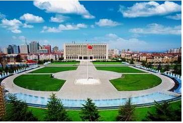 海军广场:世界上唯一以海军命名的广场,音乐喷泉广场,面临大连市委