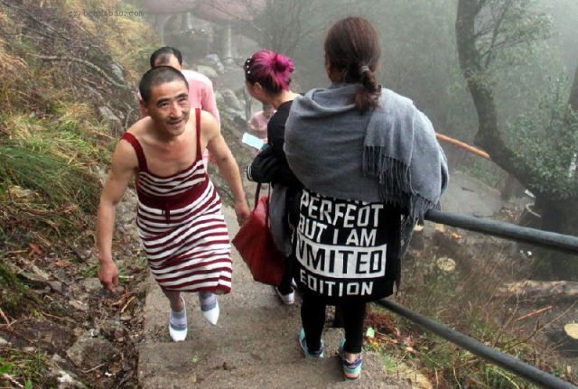 妇女节广东男人女装爬山 穿高跟鞋文胸裙子(组