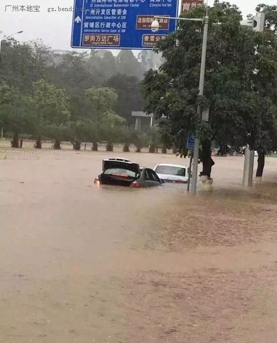 5月10日广州暴雨情况组图 水漫公交 电梯成瀑