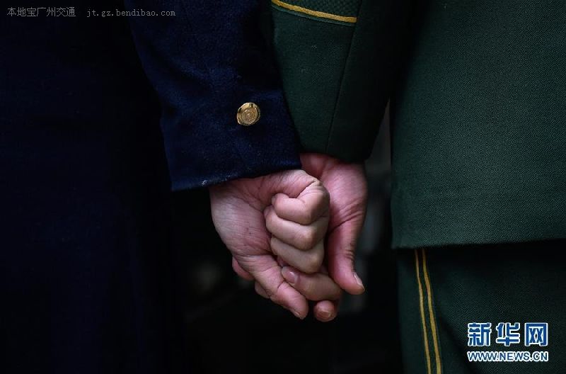 春运感人故事:边防军人与新婚妻子只能月台相