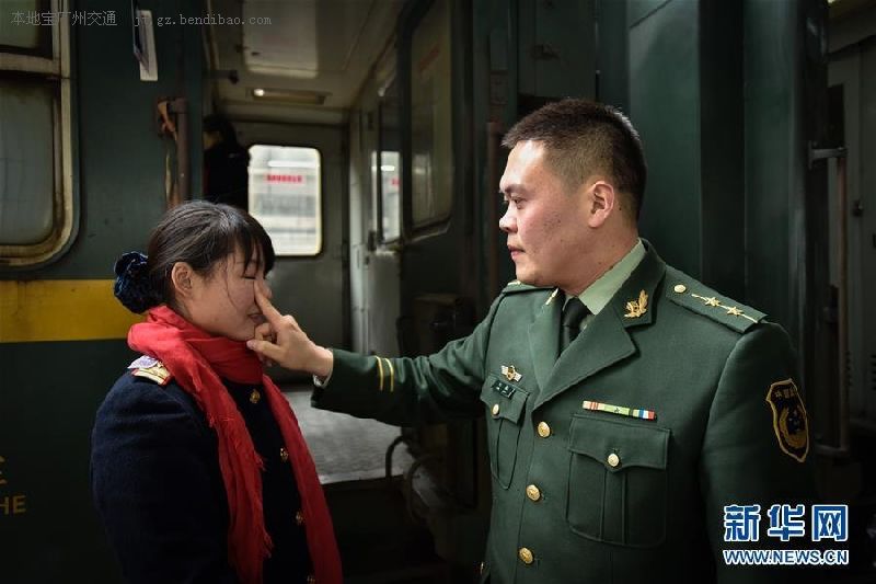 春运感人故事:边防军人与新婚妻子只能月台相