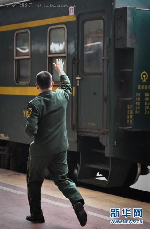 春运感人故事:边防军人与新婚妻子只能月台相