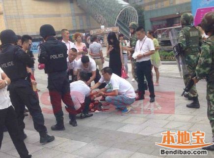 浙江嘉兴旭辉广场砍人 女子被砍伤脖子浑身是血(图)