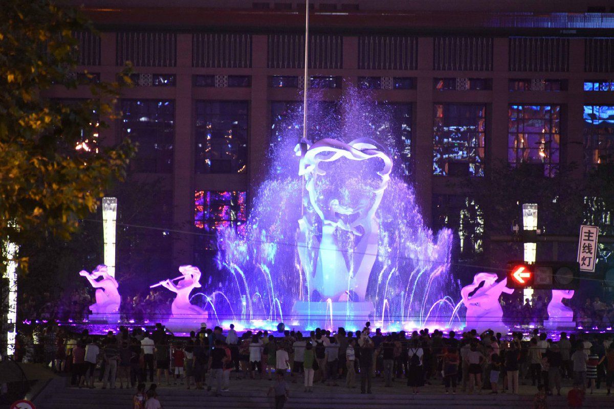 【携程攻略】杭州西湖音乐喷泉景点,晚上的音乐喷泉比白天的更加美，和灯光的结合恰到好处。