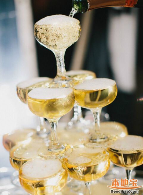 在婚礼仪式中,如果倒香槟酒意外倒塌,不要过分的渲染香宾塔倒塌