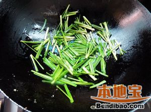核桃杞枸炒韭菜的做法步骤:5