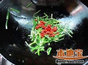 核桃杞枸炒韭菜的做法步骤:7