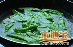 清炒荷兰豆的做法步骤:2