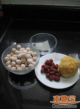 莲子雪耳糖水---解决秋燥的食谱的做法步骤:1