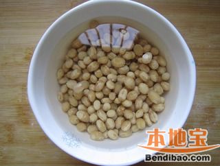 黄豆猪手汤的做法步骤:2