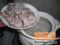 四季营养靓汤——枸杞山药排骨汤的做法步骤:2