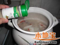 四季营养靓汤——枸杞山药排骨汤的做法步骤:6