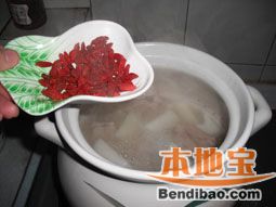 四季营养靓汤——枸杞山药排骨汤的做法步骤:3