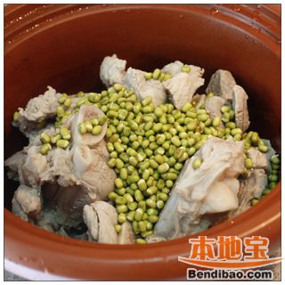 清火更清凉-----苦瓜绿豆骨头汤的做法步骤:3