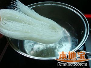 砂锅骨头汤粉丝的做法步骤:4
