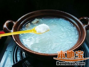 砂锅骨头汤粉丝的做法步骤:7