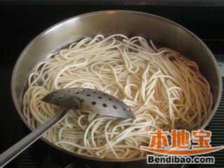 青菜鲜虾汤面的做法步骤:3