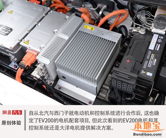 北汽EV200搭载北汽自主研发的高性能轻量化永磁同步电机,最大扭矩为102/180牛米,0-50km/h加速时间为5.3秒,最高车速为125km/h。官方表示,新车可实现在综合工况下超过200公里的续航里程,60公里等速行驶情况下,最长续航里程可超过240公里。E档驾驶时,可在原有续航里程的基础上延长13%的电动汽车行驶距离。 卖点:相比EV150全面升级 定制车载系统+安全保护