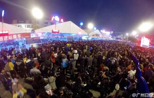 列车晚点 广州火车站广场滞留十万旅客 有人冒