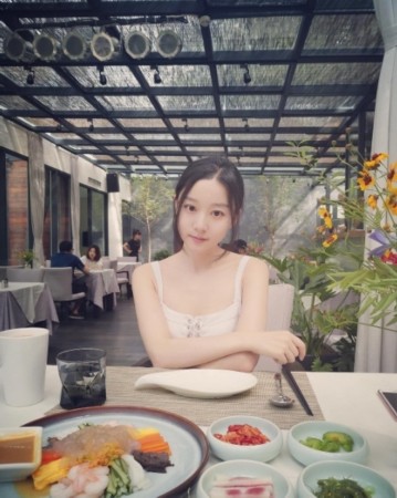 清纯水娃娃!马龙绯闻女友夏露娇俏动人