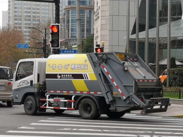 新葡新京全面推行环卫车辆车容车貌管理措施