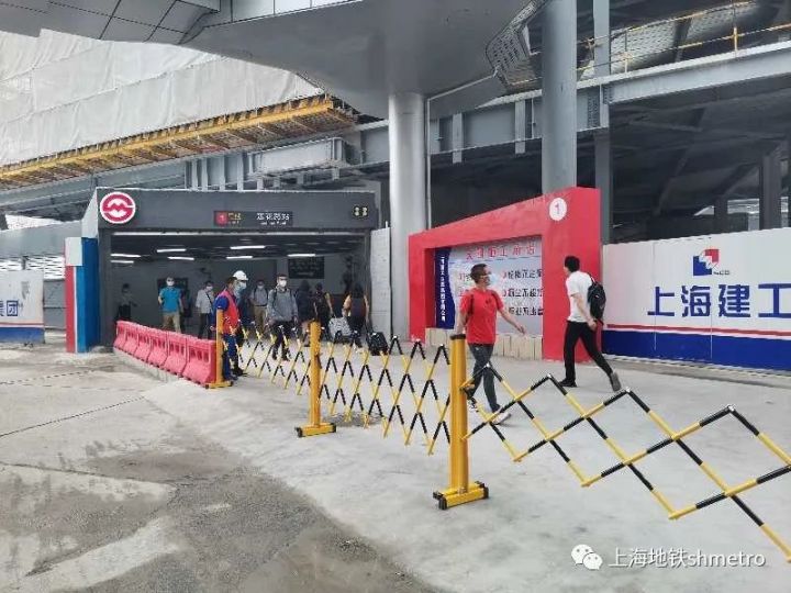 上海地铁1号线莲花路站出入口调整 过街天桥关闭