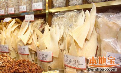 鱼翅可以按鳍在鱼身的原位置来分类,主要种类为勾翅(尾鳍),脊翅