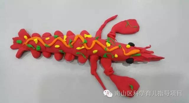 亲子幼儿手工工作坊 大龙虾 2016年11月29日,南山龙珠社区党群服务中心与南山科学育儿指导项目合作开展亲子幼儿手工,亲子幼儿手工工作坊面向社区0-8岁的亲子家庭。本次活动为社区幼儿亲子家庭提供互动平台的同时,也能锻炼幼儿的动手能力,培养其动手兴趣。