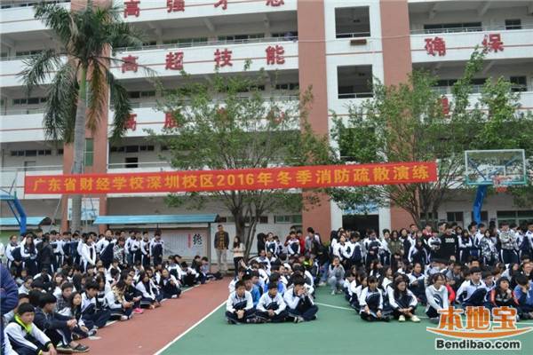 校园响起警报 原来是冬季消防疏散演练