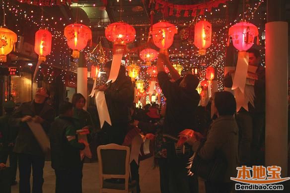 25、头上两根毛,身穿花旗袍,成天不劳动,只知乐逍遥蝴蝶 26、头戴红帽子,身穿白袍子,走路摆架子,说话伸脖子鹅 27、年纪不算大,胡子一大把,不分大和小,只会叫妈妈羊 28、胡子不多两边翘,开口总说妙妙妙,黑夜巡逻眼似灯,日里白天睡大觉猫 29、地里走,沟里串,捎着针,忘了线刺猬 30、小小年纪,却有胡子一把,不论谁见,总是大喊妈妈山羊 31、头戴红顶帽,身穿白布袄,走路像摇船,说话像驴叫鹅 32、一肚子没学问,开口闭口知道,瞧瞧这小家伙,实