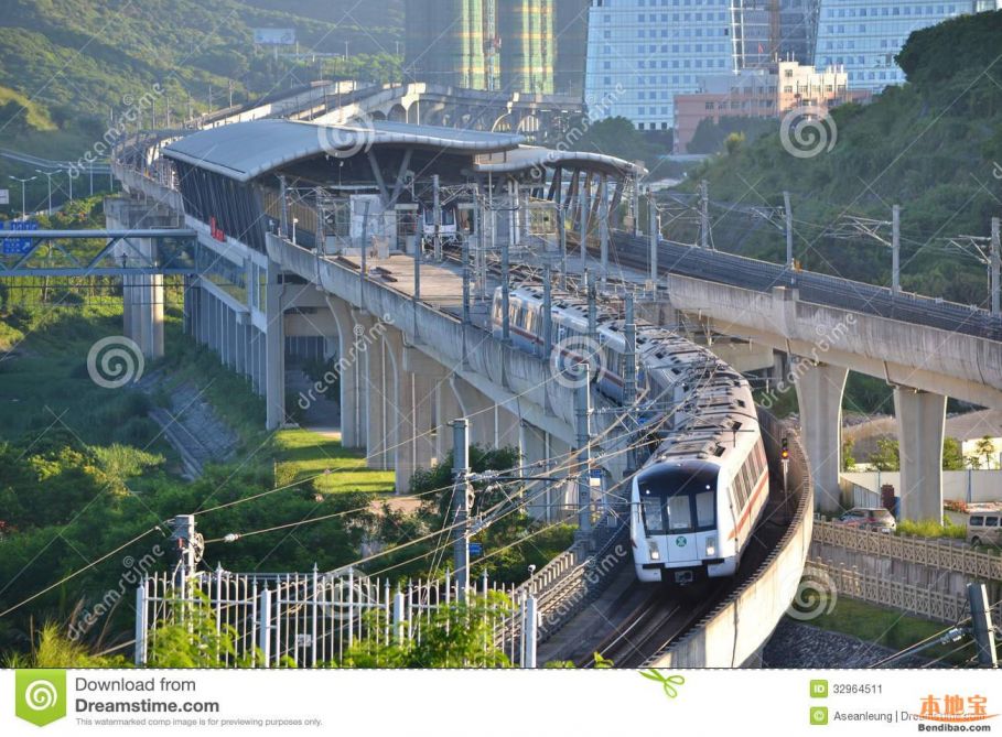 深圳地铁10号线平湖中心站全面开工 24个站点中21个进入主体施工阶段