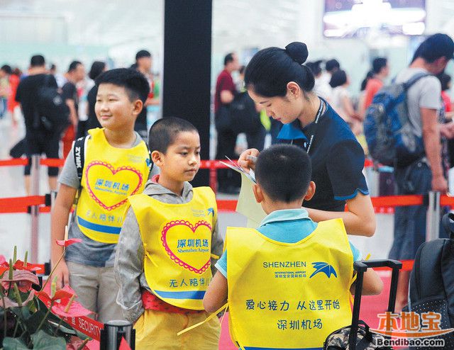 深圳机场迎来暑运客流高峰 半月无陪旅客已超万人