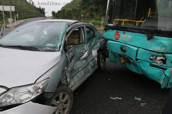 深圳334路公交车与小车相撞 小车司机当场死亡