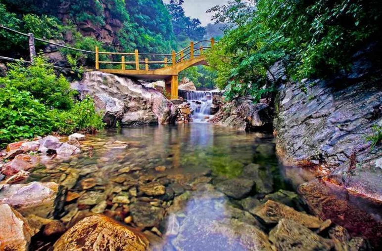 天津本地宝】,对话框回复【 梨木台】,即可在手机上获取梨木台风景区