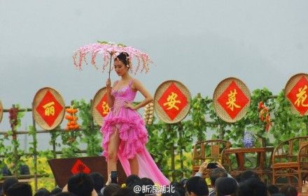 宜昌油菜花节已开幕女模特清凉上阵上演内衣秀