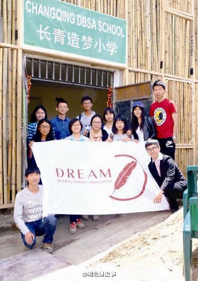 非洲高校女生赴武汉当志愿者教当地小学生学男生女生的对话图片