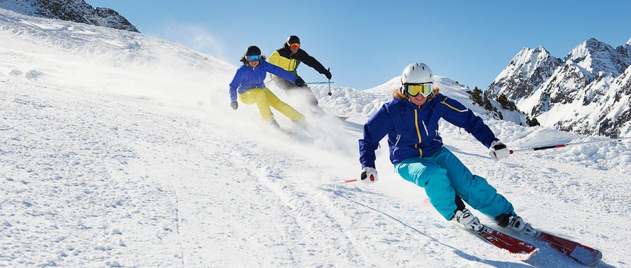 集户外滑雪运动,休闲度假,观光游览为一体的综合性旅游度假村