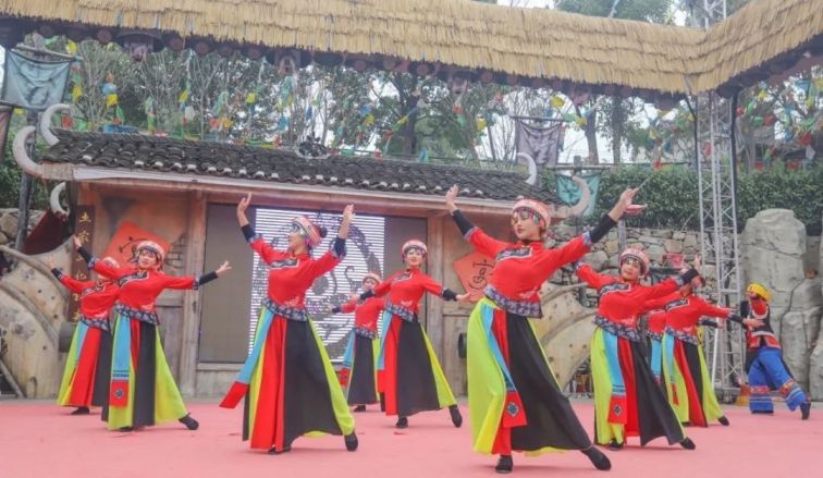 摆手舞是土家族古老的传统舞蹈,不要错哦~ 包粽子体验