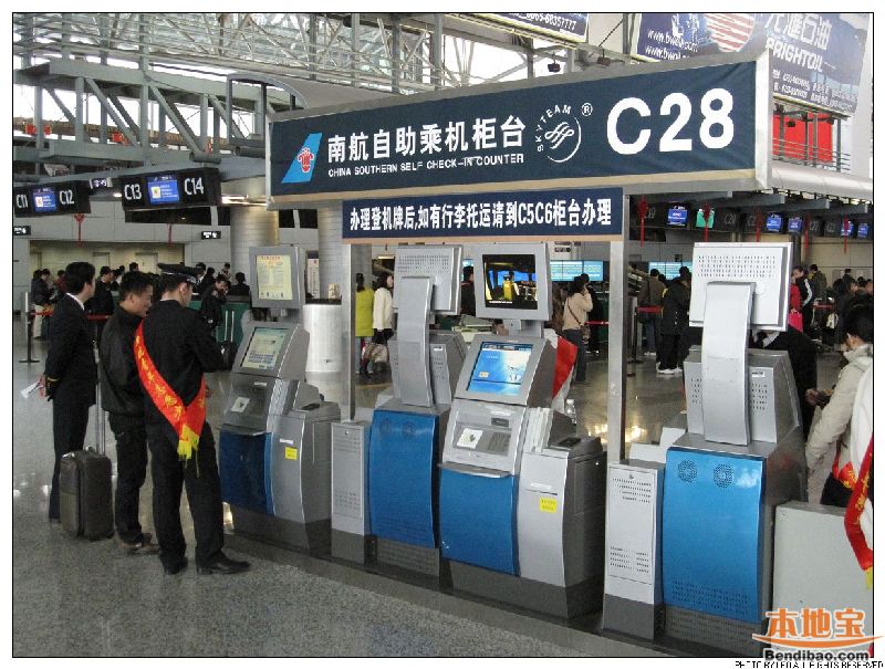 重庆机场的出港旅客除了在候机楼内值机柜台通过人工办理乘机手续以外