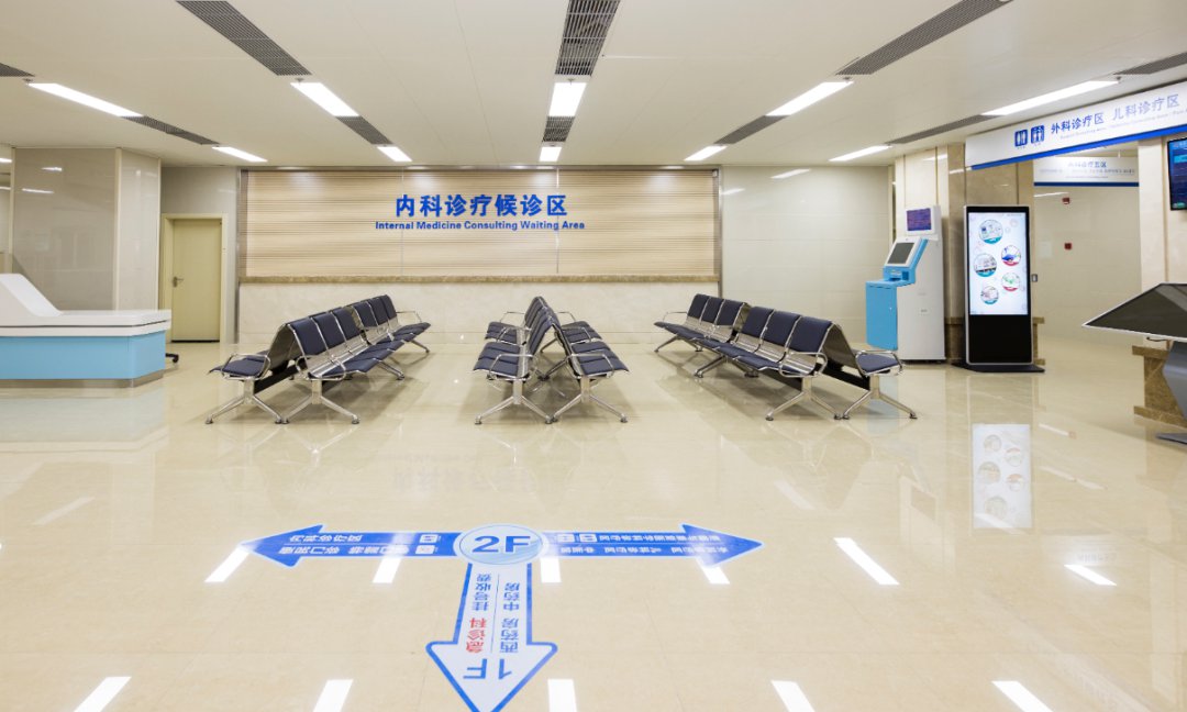 宽敞的候诊区为方便患者就医,门诊大厅设置了导医台,分诊台和自助服务