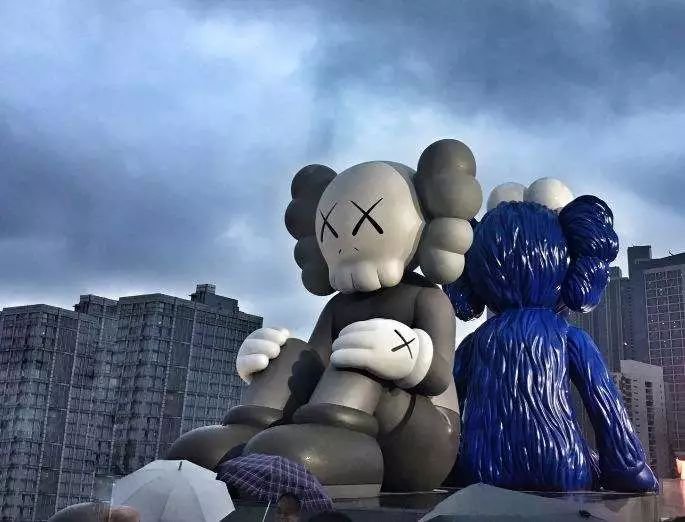 特别为九龙仓集团全新商业项目长沙ifs的开幕创作巨型雕塑艺术品 kaws