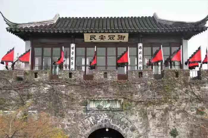 2,铁铃关明代高启曾有诗云"画桥三百映江城,诗里枫桥独有名".